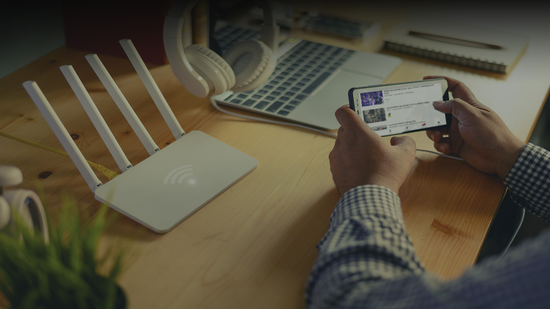 Roteador Wi-Fi moderno da Bnet Fibra sobre uma mesa de escritório